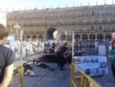 Foto 3 - La Policía Local trata de impedir la perfomance contra los CIEs en la Plaza Mayor