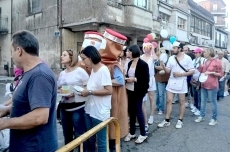 Foto 4 - Las peñas ponen colorido y animación en las calles durante el día grande del Corpus