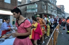 Foto 3 - Las peñas ponen colorido y animación en las calles durante el día grande del Corpus