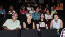 Foto 3 - Los vecinos de Vistahermosa encuentran la cara solidaria del teatro