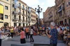 Foto 4 - Bailes charros y zamoranos sorprenden a los viandantes en la plaza del Liceo