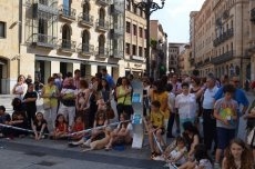 Foto 3 - Bailes charros y zamoranos sorprenden a los viandantes en la plaza del Liceo