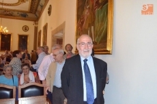 Filología reconoce la trayectoria académica del profesor Gregorio Hinojo