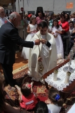 El Santísimo recibe a seis niños en los tres altares de la procesión del Corpus