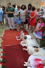 El Santísimo y el baile de la bandera marcan el comienzo de las fiestas de San Juan