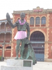 Las estatuas de El Viti, Capea y Julio Robles amanecen decoradas