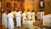 Comunidad sacerdotal durante una eucaristía en la parroquia de Colmenar de Montemayor / FOTO : MARIANA LORCA