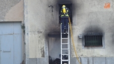 Foto 3 - Sofocado un incendio en una vivienda abandonada de la calle Luz Baja