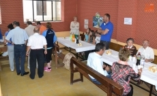 Foto 4 - Los vecinos de San Andrés cierran sus fiestas comiendo paella