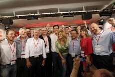 Foto 6 - Pedro Sánchez, secretario general del PSOE con el 49% de los votos