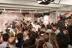 Foto 3 - Pedro Sánchez, secretario general del PSOE con el 49% de los votos