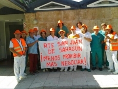 Foto 4 - Trabajadores de los Servicios Sociales de la Junta siguen protestando por la prohibición de...