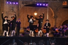 Foto 6 - El grupo Les Folies Carcaixent acerca a la Plaza ritmos valencianos
