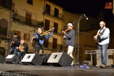 Foto 6 - El grupo Naheba cierra la semana de folklore en la Plaza Mayor