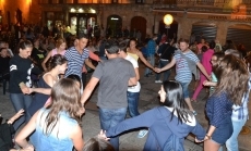 Foto 4 - El grupo Naheba cierra la semana de folklore en la Plaza Mayor