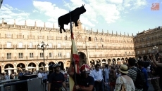 Foto 5 - La Mariseca luce en lo alto de la espadaña del Ayuntamiento como preludio estival de las Fiestas...
