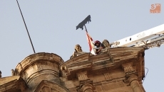 Foto 3 - La Mariseca luce en lo alto de la espadaña del Ayuntamiento como preludio estival de las Fiestas...