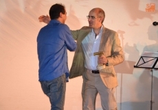 Javier Iglesias entrega el premio a Curro Ferreira | Foto @kisanghani