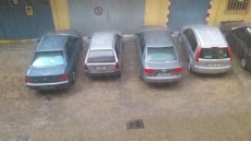 Una fuerte tormenta de agua y granizo inunda garajes y complica el tráfico en la ciudad