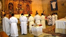 Comunidad sacerdotal durante una eucaristía en la parroquia de Colmenar de Montemayor / FOTO : MARIANA LORCA