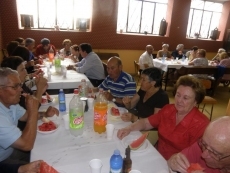 Los vecinos de San Andr&eacute;s cierran sus fiestas comiendo paella