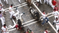 Este primer encierro ha sido muy peligroso, al romperse la manada en varias tramos del recorrido / FOTO: EFE Jesus Diges