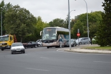 La colisión entre un autobús y un turismo provoca retenciones en La Glorieta de Carrefour