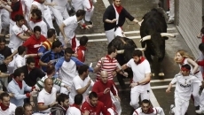 Los toros de Victoriano del Río han dejado dos heridos en el terecer encierro / FOTO: EFE JESÚS DIGES