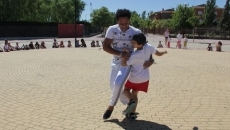 Un niño aprendiendo movimientos de capoeira | Ayuntamiento de Santa Marta de Tormes