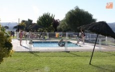 Las piscinas municipales se convierten en el lugar preferido para disfrutar del verano