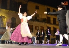 El grupo Les Folies Carcaixent acerca a la Plaza ritmos valencianos