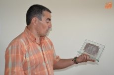 El presidente de la Asociación de Vecinos con la placa que se entregará a Luciano Melchor Collado