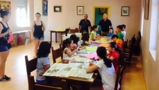 El taller de amualidades está abierto a todos los niños que se encuentran este verano en el pueblo