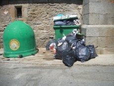 Basuras acumuladas de los días de fiesta junto a la iglesia/FOTO: Raúl Hernández