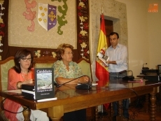 El autor dando explicaciones a los asisitentes/FOTO: Ana Vicente