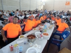 Foto 6 - En torno a 1.500 personas despiden los festejos con una gran comida popular en el pabellón
