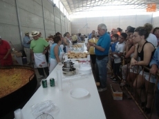 Foto 5 - En torno a 1.500 personas despiden los festejos con una gran comida popular en el pabellón