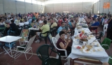 Foto 3 - En torno a 1.500 personas despiden los festejos con una gran comida popular en el pabellón