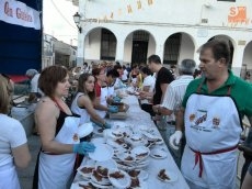 Foto 3 - La degustación de productos ibéricos congrega a cientos de personas en la Plaza Mayor