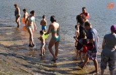 Foto 6 - Candelita acaba su primer día en la ciudad mojándose los pies en el río