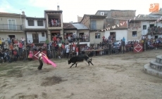 Foto 3 - Santibáñez de la Sierra se engalana en la novillada organizada con motivo de sus fiestas...