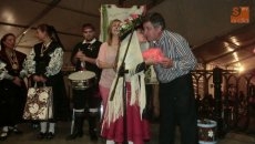 El alcalde Alejo Riñones entrega un obsequio a un miembro de la asociación:FOTO: Raúl Hernández