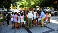 Los más pequeños de divierten y aprenden en el taller de pulseras de goma
