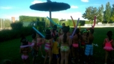 Alta participaci&oacute;n en la fiesta pirata organizada en la piscina santamartina