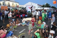 El buen humor sobresale en un divertido desfile de carrozas