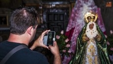 Emotiva bendición de la imagen de la Esperanza Macarena obra de Ana Rey