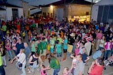Las peñas ponen colorido a la noche en las fiestas de San Pedro