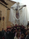 Foto 2 - El Santo Cristo del Amparo sale en procesión bajo la lluvia 
