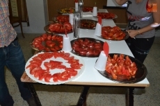 Foto 5 - Concurrida fiesta del tomate en el Centro Social Aldea