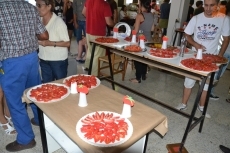 Foto 3 - Concurrida fiesta del tomate en el Centro Social Aldea